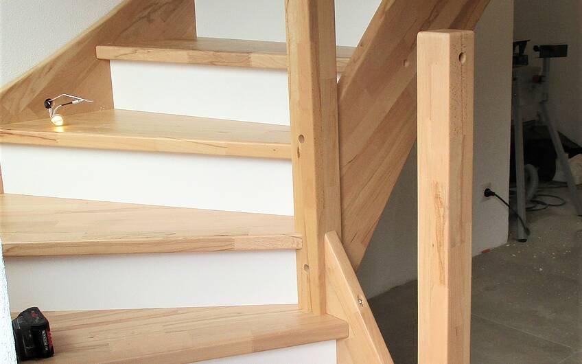 Nachdem die Treppenstufen montiert wurden, erfolgt nun der Einbau des Treppengeländers.