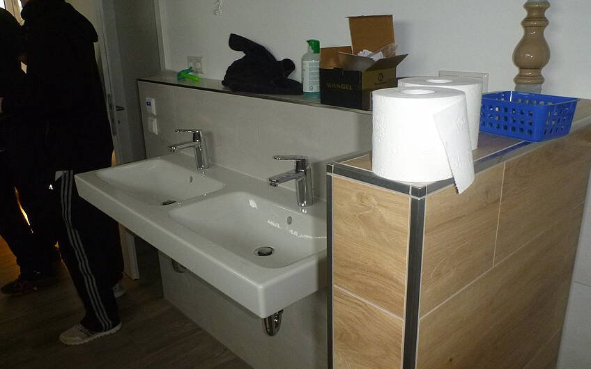 Doppelwaschbecken im Badezimmer in der individuell geplanten Kern-Haus-Stadtvilla Novo in Angelbachtal