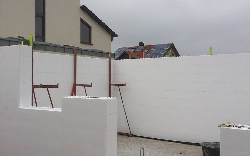 Bau der Erdgeschosswände des frei geplanten Einfamilienhauses von Kern-Haus in Römerberg