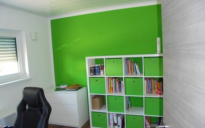 Arbeitszimmer mit grüner Wand im individuell geplanten Einfamilienhaus Komfort von Kern-Haus in Herxheim