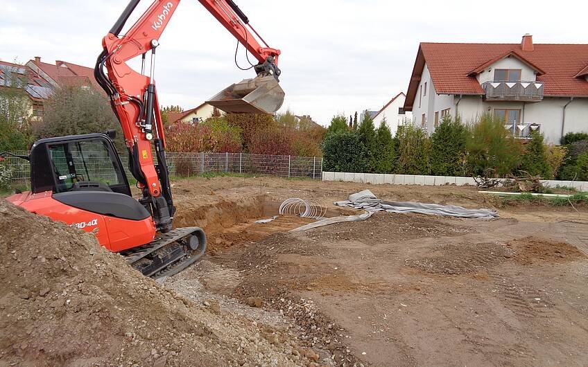 Bagger bei den Tiefbauarbeiten auf dem Grundstück für das individuell geplante Einfamilienhaus Signum von Kern-Haus in Römerberg 