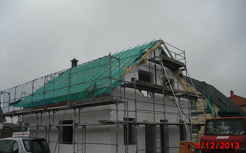 Dacheindeckung des frei geplanten Einfamilienhauses von Kern-Haus in Hatzenbühl