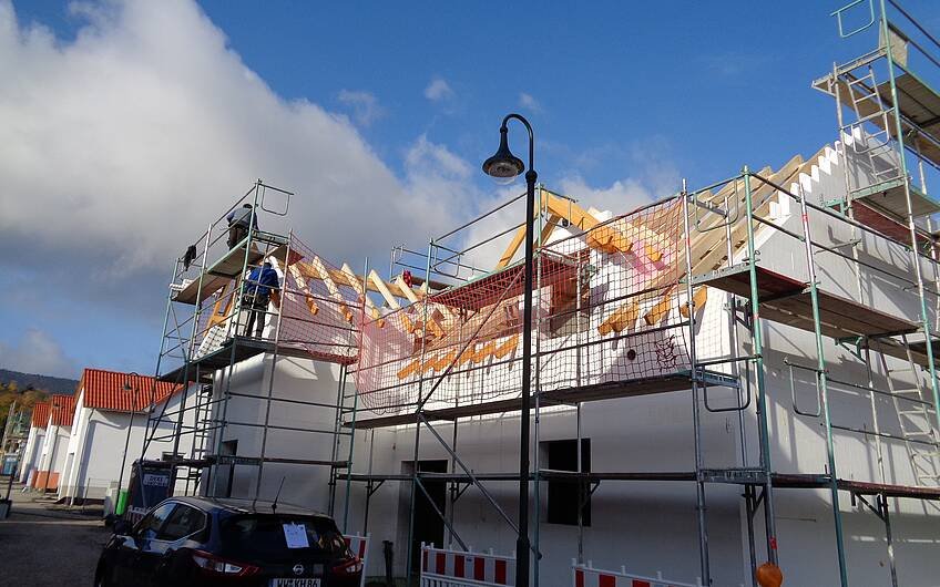 Bau des Dachstuhls der frei geplanten Doppelhaushälfte von Kern-Haus in Bad Dürkheim