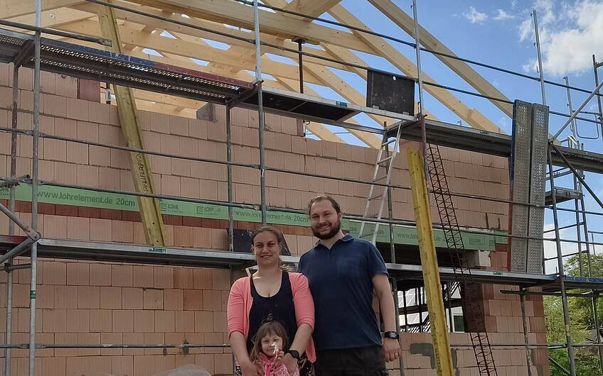 Ein besonderer Tag für die Bauherrenfamilie und ein großer Abschnitt beim Hausbau. Heute wurde der Dachstuhl gerichtet und mit einem Richtkranz geschmückt. 
