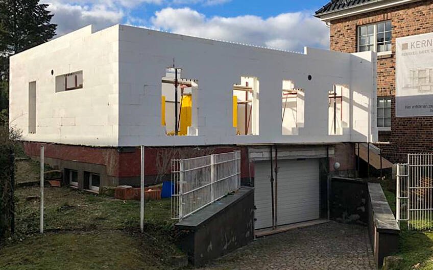 Erdgeschossrohbau auf Garage für Kern-Haus Bauhaus Apartementhaus in Naumburg
