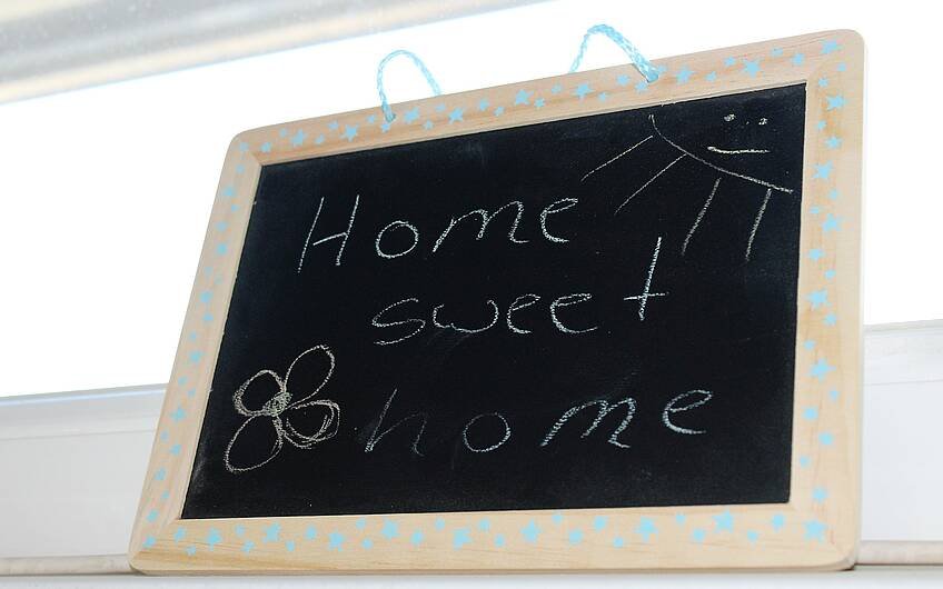 Tafel mit Schriftzug Home sweet home im Kern-Haus Vero in Magdeburg