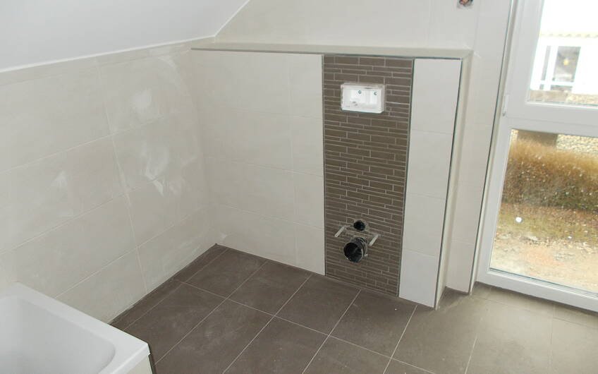 Gefliestes Badezimmer im individuell geplanten Einfamilienhaus Komfort von Kern-Haus in Neupotz