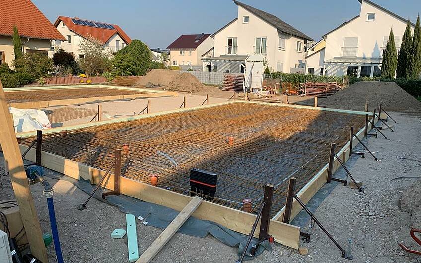 Bewehrung der Bodenplatte des frei geplanten Einfamilienhauses von Kern-Haus in Graben-Neudorf