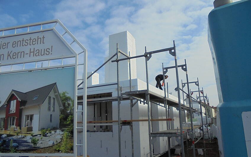 Stecker beim Bau der Dachgeschosswände des frei geplanten Einfamilienhauses von Kern-Haus in Worms
