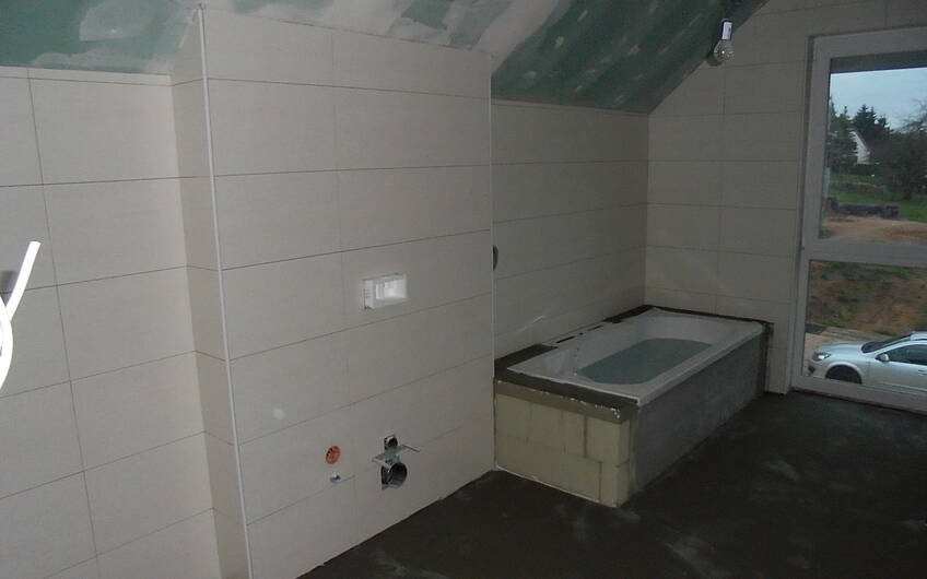 Badewanne im großen Familienbadezimmer des frei geplanten Kern-Hauses in Zweibrücken