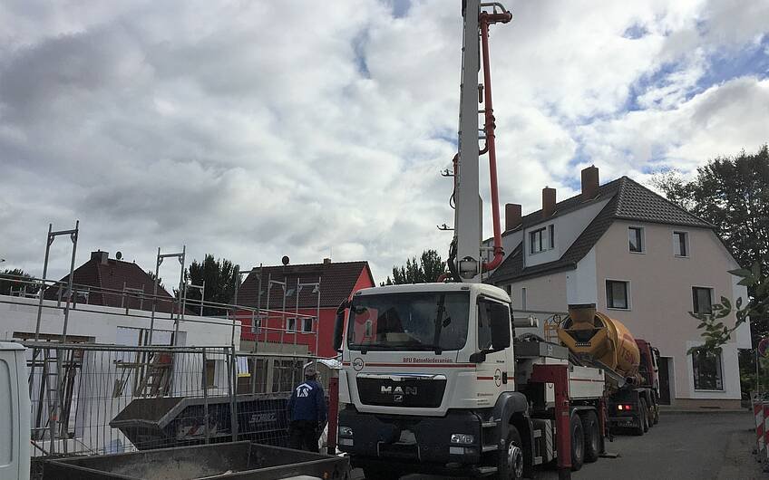 Für einen stabilen Halt wird der Beton zwischen die Bauelemente in die Stahlstreben eingefüllt. Kern-Haus baut in Magdeburg!