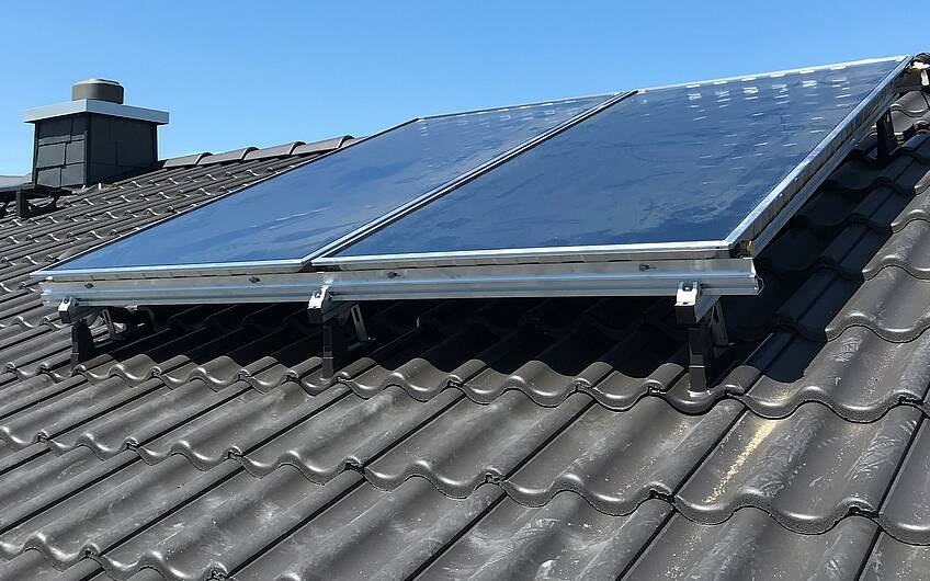 Die Solarzellen werden durch Glasplatten vor äußeren Umwelteinflüssen geschützt.