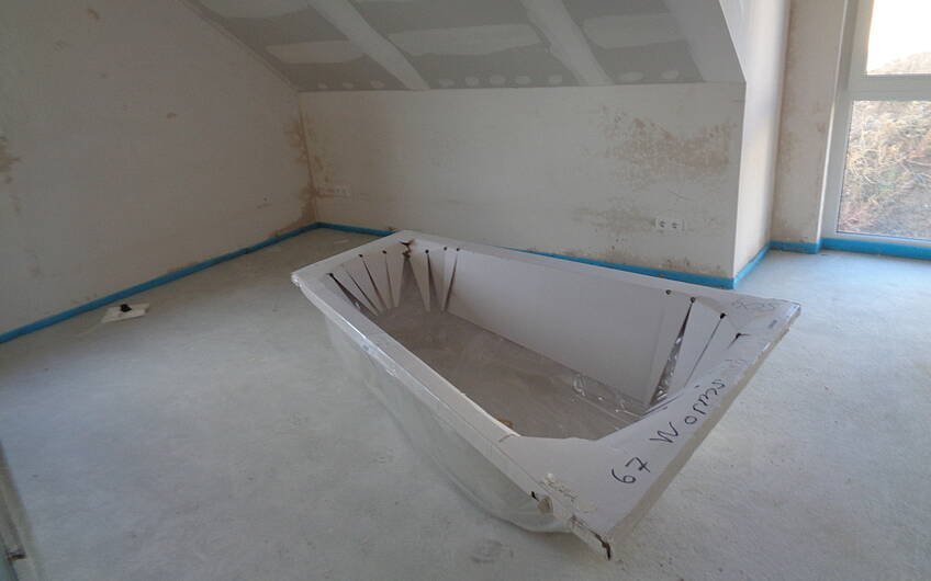Angelieferte Badewanne für das individuell geplante Einfamilienhaus Esprit von Kern-Haus in Hohen-Sülzen