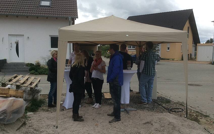 Gäste vor dem Haus beim Rohbaufest im frei geplanten Einfamilienhaus von Kern-Haus in Frankenthal