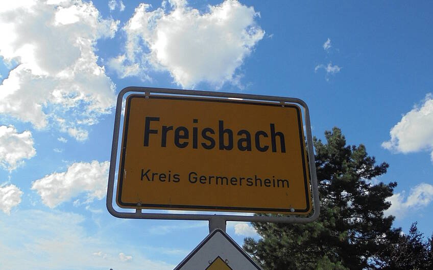 Ortsschild von Freisbach