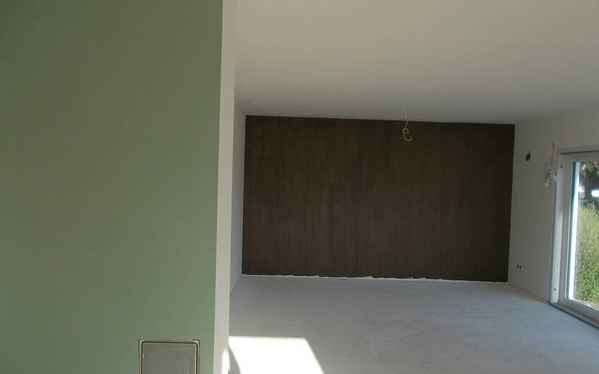 Gestrichene Wände im Wohn- und Essbereich im individuell geplanten Einfamilienhaus Signum von Kern-Haus in Einselthum
