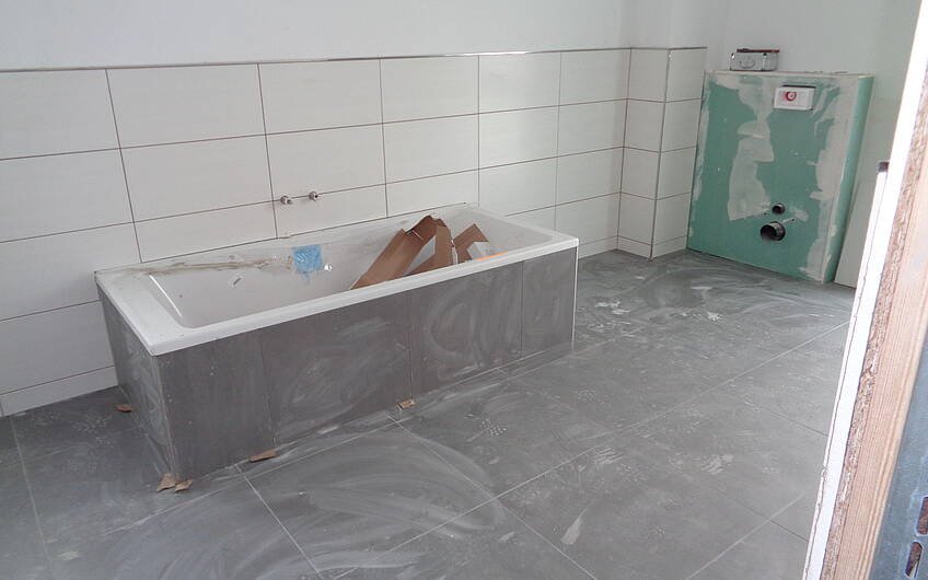 Fliesenarbeiten im Badezimmer des frei geplanten Einfamilienhauses von Kern-Haus in Römerberg