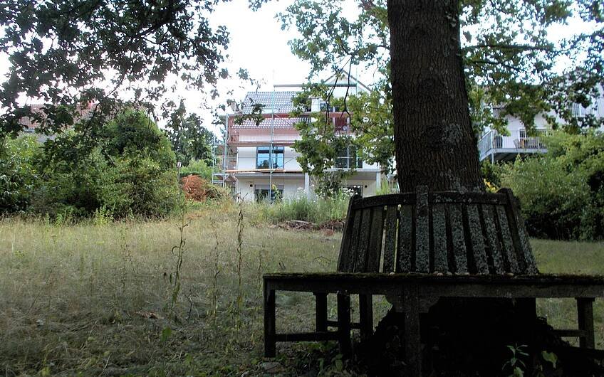 Blick vom Garten aus auf das frei geplante Kern-Haus in Bad Dürkheim