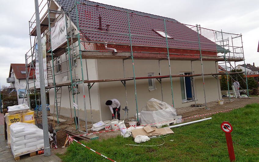 Verputzen der Außenwände des individuell geplanten Einfamilienhauses Signum von Kern-Haus in Römerberg