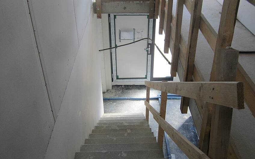 Auch die Leichtbauwände im Treppenaufgang wurden beplankt.