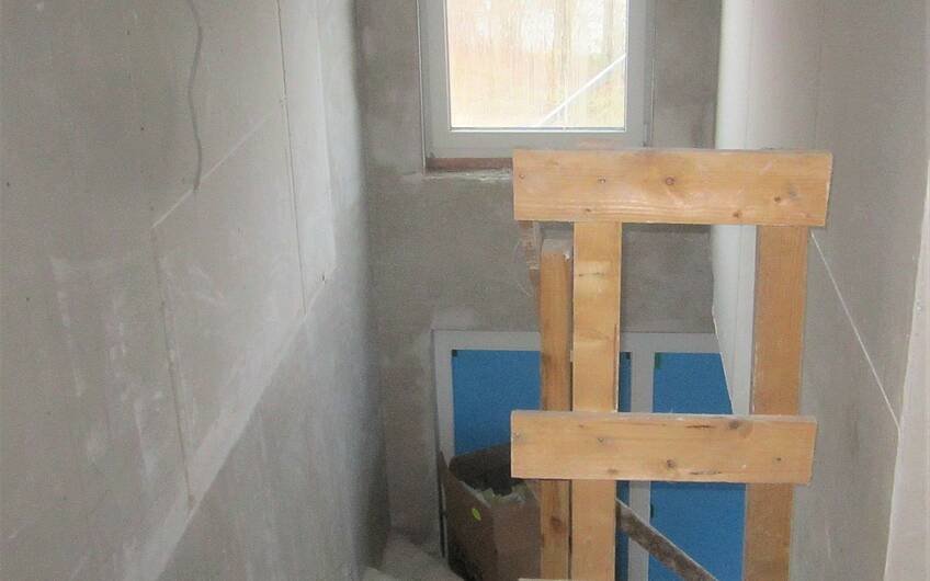 Um die Tragfähigkeit der Leichtbauwände zu erhöhen, wurden diese mit Gipskartonplatten auch im Treppenaufgang beplankt.
