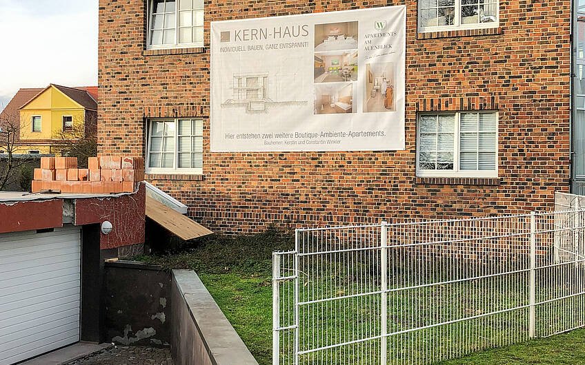 Kern-Haus Banner für Apartementhaus an Klinkerfassade in Naumburg