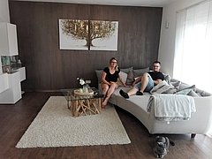 Bauherren auf der Couch im Wohnzimmer des individuell geplanten Einfamilienhauses Signum von Kern-Haus in Einselthum