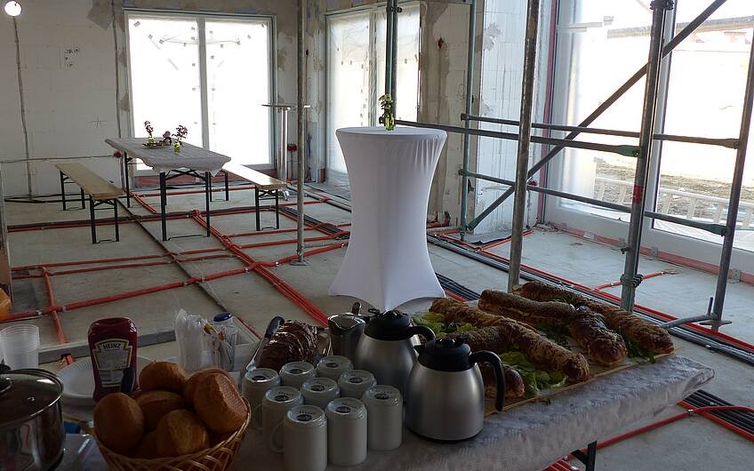 Buffet und Tische im Wohn-Essbereich beim Rohbaufest im individuell geplanten Einfamilienhaus von Kern-Haus in Römerberg