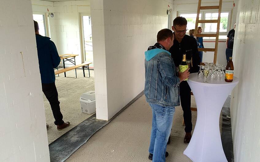Sektempfang beim Rohbaufest im individuell geplanten Einfamilienhaus Futura Pult von Kern-Haus in Obrigheim
