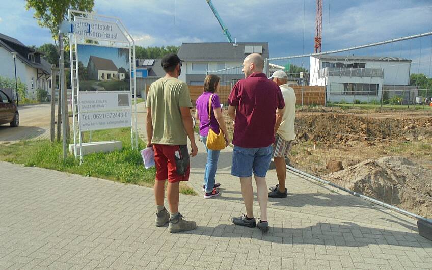 Treffen am Grundstück in Dettenheim zum Bauanlaufgespräch für das individuell geplante Einfamilienhaus Luna von Kern-Haus