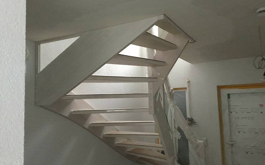 Einbau der Treppe im individuell geplanten Bauhaus Novum von Kern-Haus in Bönnigheim