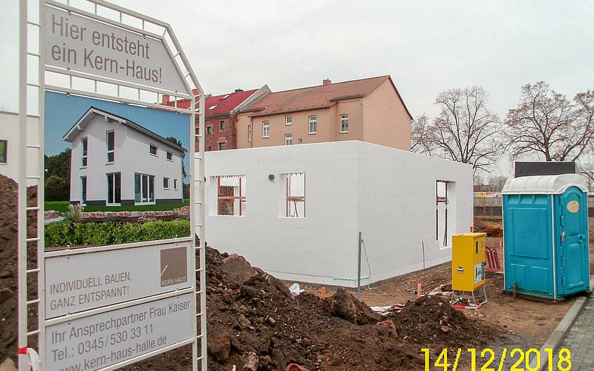 Kern-Haus Erdgeschoss Rohbau mit Bauschild in Halle-Ammendorf