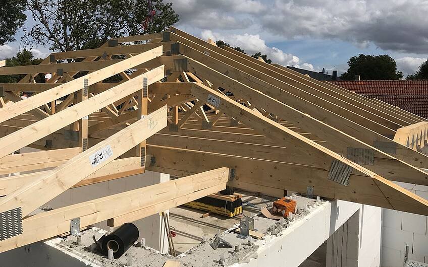 Ein wichtiger Abschnitt beim Hausbau ist der Dachstuhl. Dieser wird heute traditionell von den Zimmerleuten errichtet.