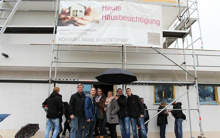 Zwei Familien feiern mit dem Team von Kern-Haus Magdeburg ihr Rohbaufest in Salbke. 