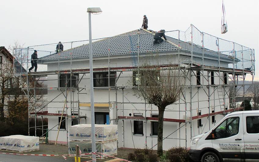 Nachdem die Unterlattung und Dachfolie aufgebracht wurde, erfolgt die Dacheindeckung.