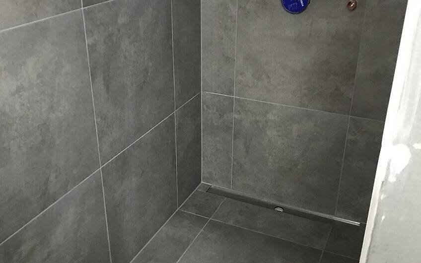 Gefliester Duschbereich im Badezimmer des frei geplanten Einfamilienhauses von Kern-Haus in Bissersheim 
