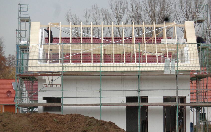 Fast fertig aufgebauter Dachstuhl des individuell geplanten Einfamilienhauses Loop Classic von Kern-Haus in Freisbach