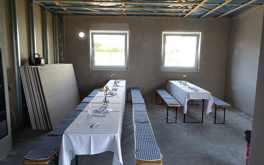 Gedeckter Tisch für Rohbaubesichtigung im Kern-Haus in Wolmirstedt