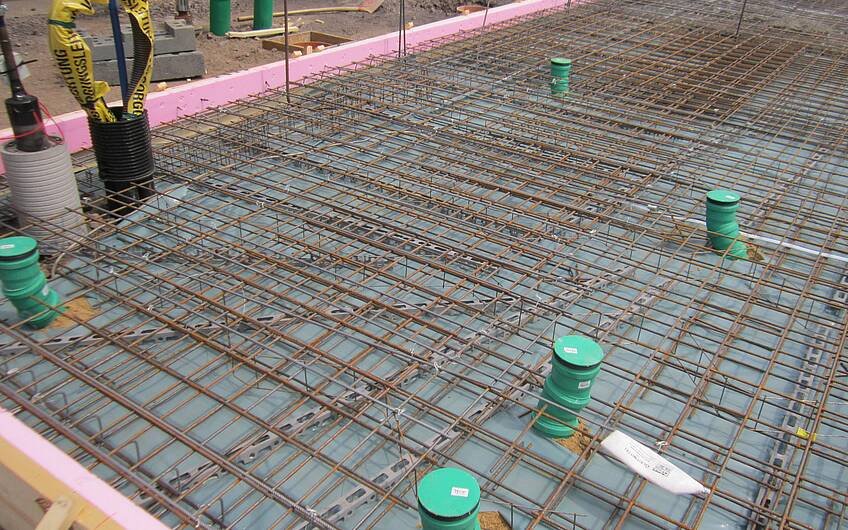 Für Stabilität sorgen in der Bodenplatte Eisenmatten. 