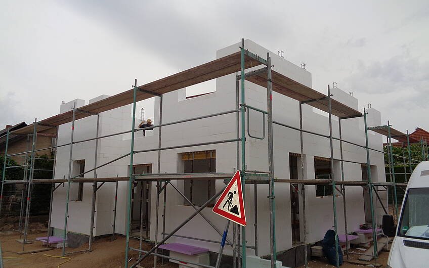 Bau der Obergeschosswände des individuell geplanten Einfamilienhauses Vero von Kern-Haus in Harthausen