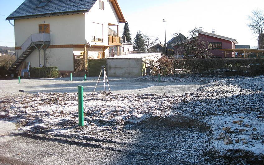 Auf dem Grundstück in Neuhäusel wurde Erde abgetragen und gegen eine frostsichere Gesteinsschicht ausgetauscht.