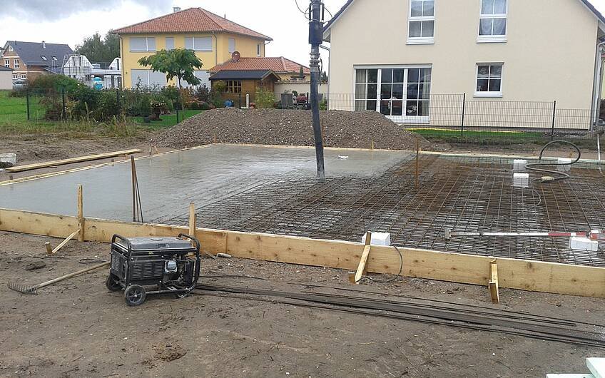 Gießen des Betons für die Bodenplatte des frei geplanten Einfamilienhauses von Kern-Haus in Hatzenbühl
