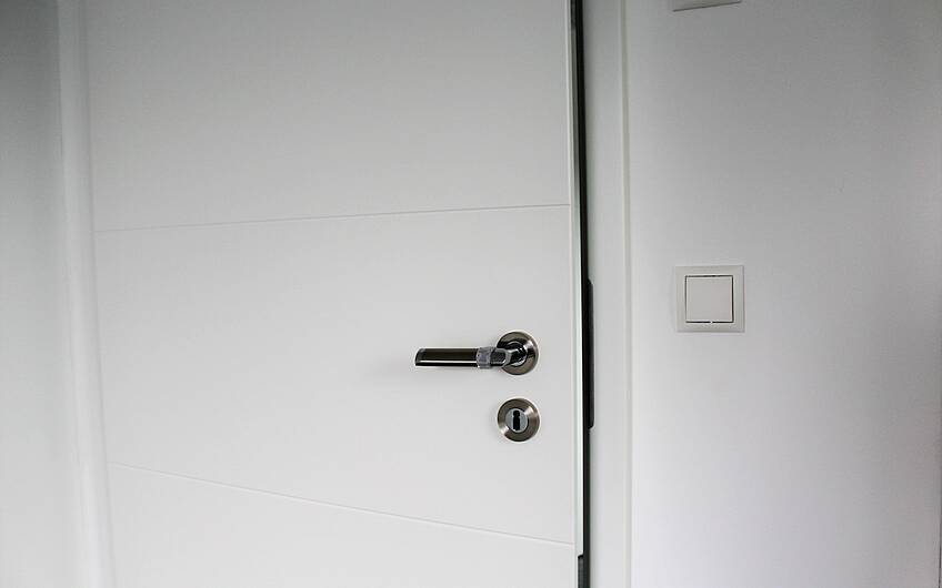 Weiße Tür in einem Kern-Haus-Bungalow in Wolmirstedt