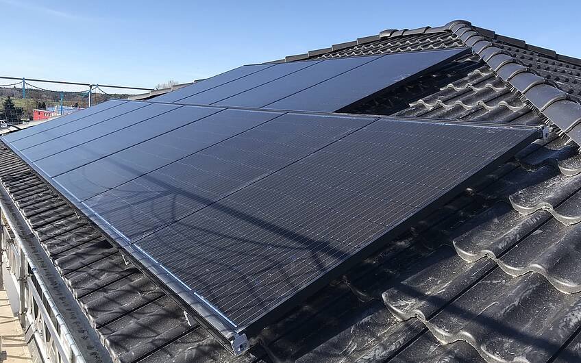 Die Photovoltaik-Anlage wurde auf dem Dach montiert.