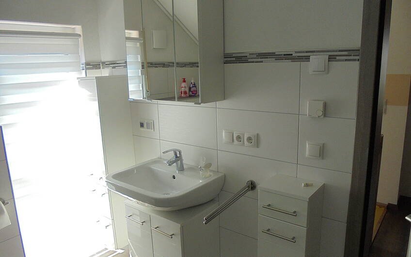 Waschtisch und Spiegelschrank im Familienbad des individuell geplanten Einfamilienhauses Komfort von Kern-Haus in Herxheim