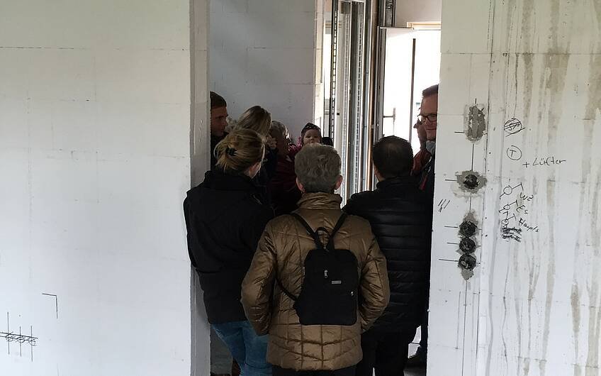 Besucher beim Rohbaufest im individuellen Kern-Haus Komfort in Obrigheim