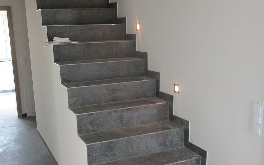 Die Beleuchtung der LED Spots für die Treppenstufen wurde angeschlossen.