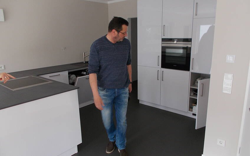 TÜV-Ingenieur in der Küche im frei geplanten Einfamilienhaus von Kern-Haus in Frankenthal