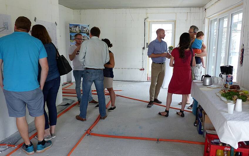 Besucher bei der Rohbaubesichtigung im frei geplanten Einfamilienhaus von Kern-Haus in Bad Dürkheim
