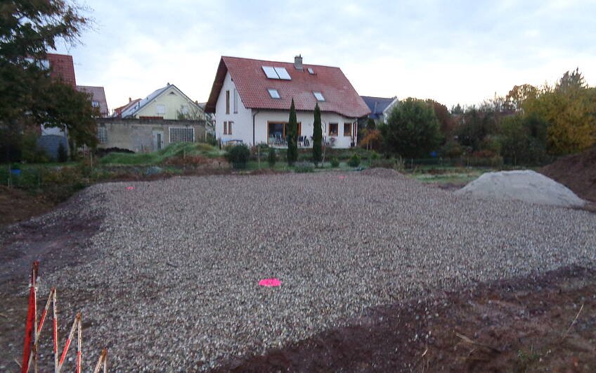 Schottertragschicht auf dem Grundstück für das individuell geplante Einfamilienhaus Loop Classic von Kern-Haus in Freisbach